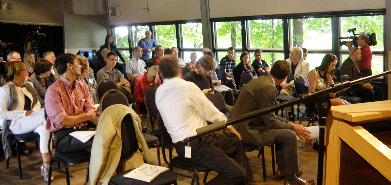 Participants à la conférence de presse.